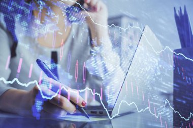 Bilgisayarda ve finansal grafik hologramında kadın eli yazarken çift pozlama. Borsa analizi kavramı.
