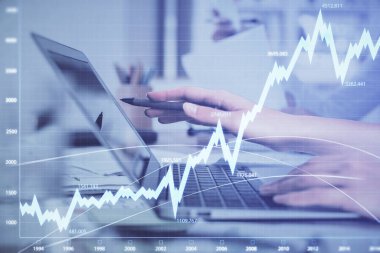 Bilgisayarda ve finansal grafik hologramında yazı yazan kadın ellerine çoklu maruz kalma. Borsa analizi kavramı.