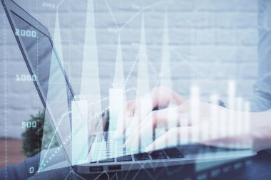 Bilgisayarda ve ön x grafik hologramında yazı yazan kadın ellerine çok maruz kalmış. Borsa analizi kavramı.