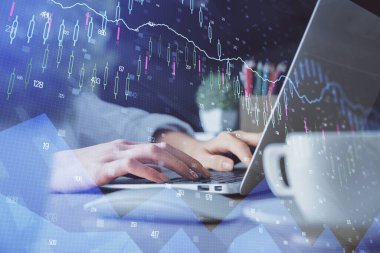 Bilgisayarda ve ön x grafik hologram çiziminde kadın eli yazarken çift pozlama. Borsa yatırım kavramı.