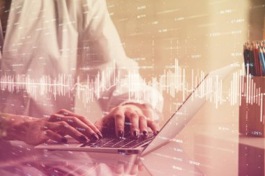 Bilgisayarda ve ön x grafik hologram çiziminde kadın eli yazarken çift pozlama. Borsa yatırım kavramı.