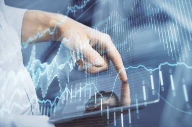 Erkeklerin el ele tutuşup dijital bir cihaz ve ön grafik çizimi kullanırken çift pozlama. Finansal piyasa kavramı.