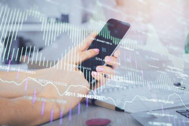 Erkeklerin el ele tutuşup dijital bir cihaz ve ön grafik çizimi kullanırken çift pozlama. Finansal piyasa kavramı.