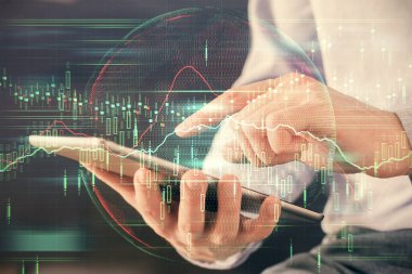 Erkeklerin el ele tutuşup dijital bir cihaz ve ön grafik çizimi kullanırken çift pozlama. Finansal piyasa kavramı.