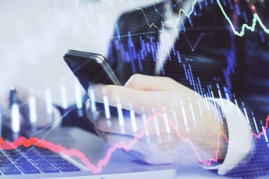 Erkeklerin el ele tutuşup dijital telefon ve forx grafik çizimleri kullanırken birden fazla pozlama. Finansal piyasa kavramı.