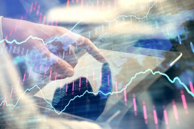 Bir adamın el ele tutuşup, telefon ve finansal çizim kullanırken birden fazla pozlama. Pazar analizi kavramı.