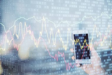 Ön x çizelgesine çift pozlama, hologram çizimi ve cep telefonu kullanan bir kadın. Borsa konsepti.