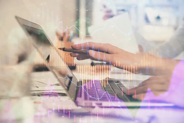 Multi exposición de las manos de la mujer escribiendo en el dibujo del holograma de la computadora y del gráfico financiero. Concepto de análisis bursátil. —  Fotos de Stock