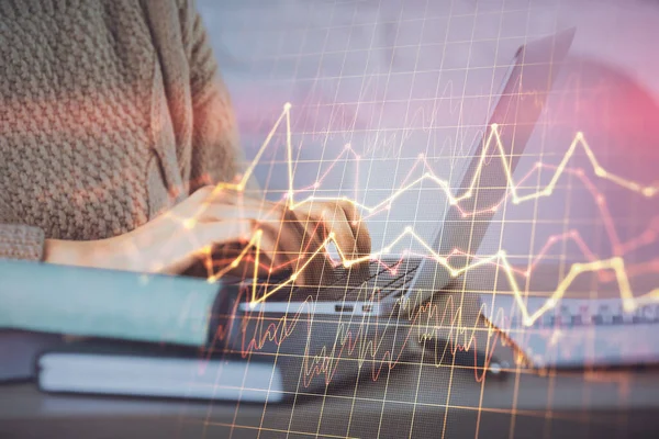コンピュータと外国為替チャートのホログラム図面に入力する女性の手の二重露出。株式市場分析の概念. — ストック写真