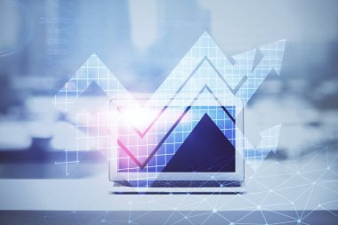 Bilgisayar masaüstünde, okların hologramını gösteriyor. Çifte maruziyet. Başarı kavramı.