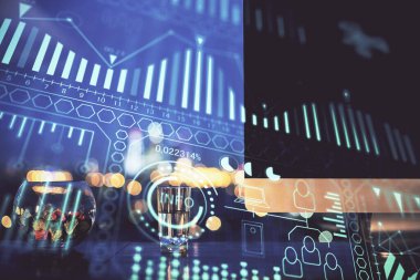 Bilgisayar, teknoloji temalı hologramla birlikte ofiste. Çifte maruziyet. Teknoloji kavramı.