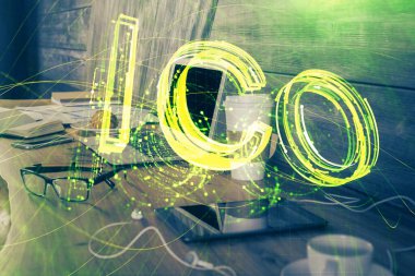 Blockchain temalı holograma ve bilgisayar arkaplanlı masaya çift pozlama. Bitcoin şifreleme para birimi kavramı.