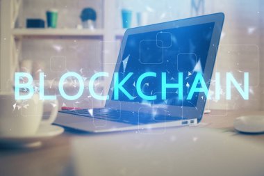 Blockchain temalı holograma ve bilgisayar arkaplanlı masaya çift pozlama. Bitcoin şifreleme para birimi kavramı.