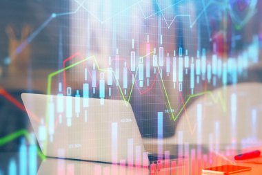 Masası ve kişisel bilgisayarı olan borsa grafiği. Çoklu maruz kalma. Mali analiz kavramı.