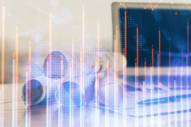 Masası ve kişisel bilgisayarı olan borsa grafiği. Çoklu maruz kalma. Mali analiz kavramı.