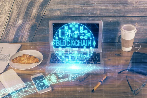 Doppia esposizione di ologramma tema blockchain e tavolo con sfondo del computer. Concetto di Bitcoin valuta crypto. — Foto Stock