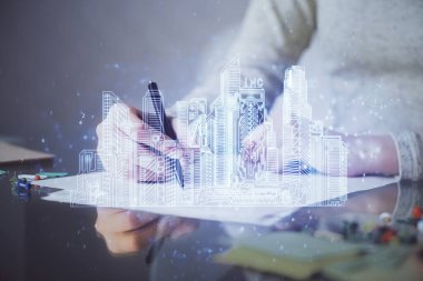 Not defterine el yazısının üzerini çiziyor. Akıllı ev kavramı. Çoklu pozlama