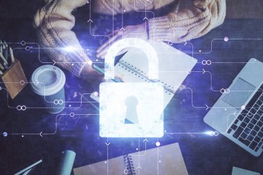 Kadın elinin birden fazla pozu kilit simgesiyle notlar alıyor. Güvenlik kavramı ve verilerin korunması