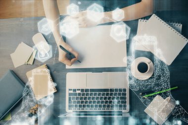 Teknik temalı hologram kadınların ellerinden üstündür. Yüksek teknoloji kavramı. Çift pozlama