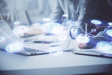 Sosyal ağ temalı hologramda iş adamı arka planda bilgisayar üzerinde çalışıyor. Dünya çapında ağ kavramı. Çift pozlama.