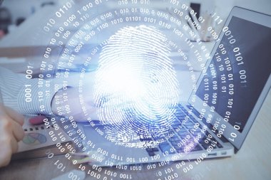Arka planda bilgisayar üzerinde çalışan iş adamı ile parmak izi hologramı. Güvenlik kavramı. Çift pozlama.