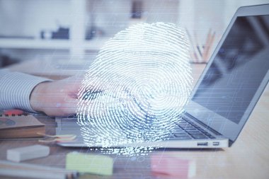 Arka planda bilgisayar üzerinde çalışan iş adamı ile parmak izi hologramı. Güvenlik kavramı. Çift pozlama.