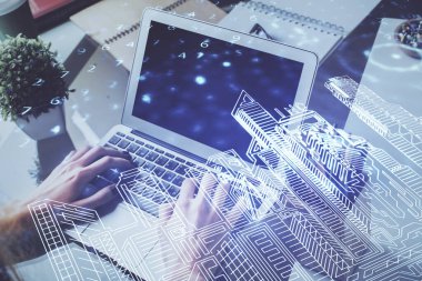 Arka planda bilgisayar üzerinde çalışan bir iş adamı ile yüksek teknoloji şehir çizimi. Akıllılık konsepti. Çift pozlama.