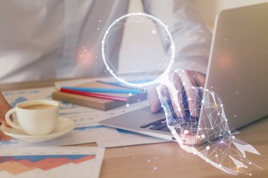 Bilgisayarda çalışan iş adamıyla çizimlere başla. Takım çalışması konsepti. Çift pozlama.