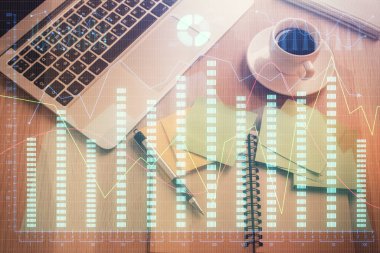 Borsa grafiği ve masa arkasındaki en üst görünüm bilgisayarı. Çifte maruziyet. Finansal eğitim kavramı.