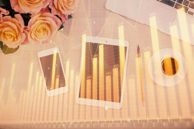 Forx grafik hologramının telefonlu masaüstü üzerinde çoklu pozlandırılması. Üst Manzara. Mobil ticaret platformu kavramı.