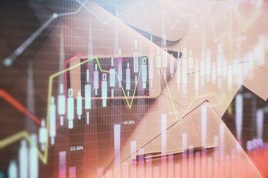 Forx grafik hologramının telefonlu masaüstü üzerinde çoklu pozlandırılması. Üst Manzara. Mobil ticaret platformu kavramı.