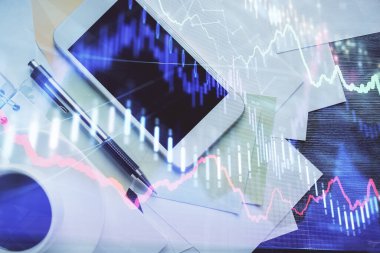 Forx grafik hologramının telefonlu masaüstü üzerinde çoklu pozlandırılması. Üst Manzara. Mobil ticaret platformu kavramı.