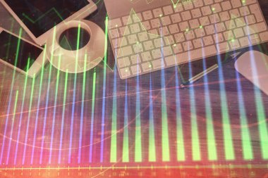 Masaüstünde telefonlu ön x grafik hologramına çift pozlama. Üst Manzara. Mobil ticaret platformu kavramı.