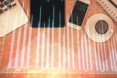 Masaüstü üzerinde telefonlu iki kat mali şema hologramı. Üst Manzara. Mobil ticaret platformu kavramı.