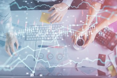 Birlikte çalışan kadın ve erkeğin çifte pozu ve finansal grafik hologramı çizimi. Pazar analizi konsepti. Bilgisayar arkaplanı. Üst Görünüm.