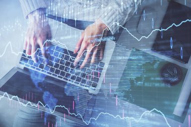 Bilgisayar ve önx çizim hologramı üzerinde çalışan kadın elinin çoklu pozu. Üst Manzara. Mali analiz kavramı.