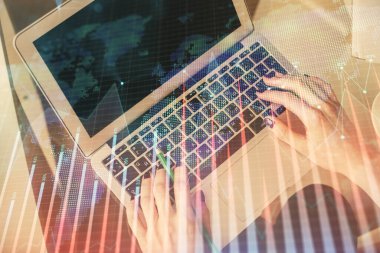 Bilgisayar ve ön x çizim hologramı üzerinde çalışan kadın elleri çift pozlama. Üst Manzara. Mali analiz kavramı.