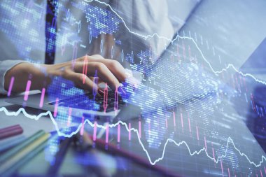 Bilgisayarda ve finansal grafik hologramında kadın eli yazarken çift pozlama. Borsa analizi kavramı.
