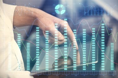 Erkeklerin el ele tutuşup dijital bir cihaz ve ön grafik çizimi kullanırken çift pozlama. Finansal piyasa kavramı.