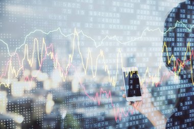 Ön x çizelgesine çift pozlama, hologram çizimi ve cep telefonu kullanan bir kadın. Borsa konsepti.