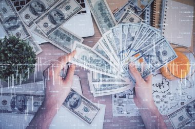Finansal grafiğe çoklu pozlama hologram, Amerikan dolarları ve insan eli. Analiz kavramı.