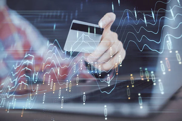 Doppelbelichtung von Menschenhänden, die eine Kreditkarte und ein Forex-Diagramm in der Hand halten. Aktienhandel und digitale Fintech im Internet-E-Commerce-Konzept. — Stockfoto