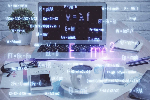 Desktop computer achtergrond en formule hologram schrijven. Dubbele belichting. Onderwijsconcept. — Stockfoto