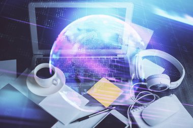 Bilgisayar, teknoloji temalı hologramla birlikte ofiste. Çifte maruziyet. Teknoloji kavramı.