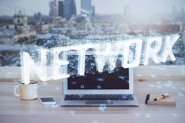 Masaüstü bilgisayarı ve teknoloji temalı holograma çift pozlama. Yazılım geliştirme kavramı.