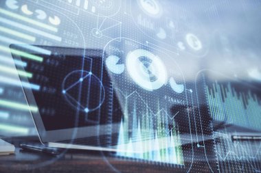 Masaüstü bilgisayarı ve teknoloji temalı holograma çift pozlama. Yazılım geliştirme kavramı.