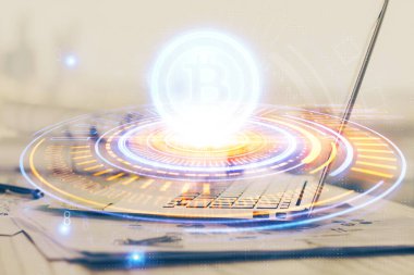 Blockchain temalı holograma ve bilgisayar arkaplanlı masaya çift pozlama. Bitcoin şifreleme para birimi kavramı.