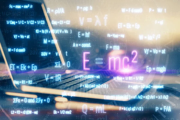 Настольный компьютер фон и написание голограмм формул. Двойное воздействие. Концепция образования. — стоковое фото