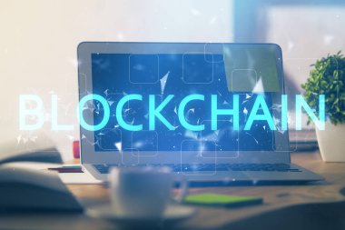 Blockchain temalı holograma ve bilgisayar arkaplanlı masaya çift pozlama. Bitcoin şifreleme para birimi kavramı.
