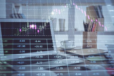 Borsa grafiği ve bilgisayar geçmişi olan tablolar. Çoklu maruz kalma. Mali analiz kavramı.